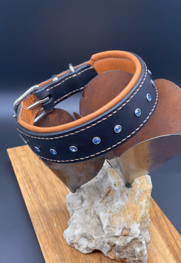 Dunkelblaues Geschirrlederhalsband mit Cognacfarbener Polsterung und blauen Kristallnieten
