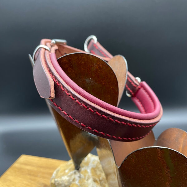verstellbares Zugstopp-Halsband Modell Theo aus rotem Geschirrleder gefertigt mit bordeauxroter Polsterung.