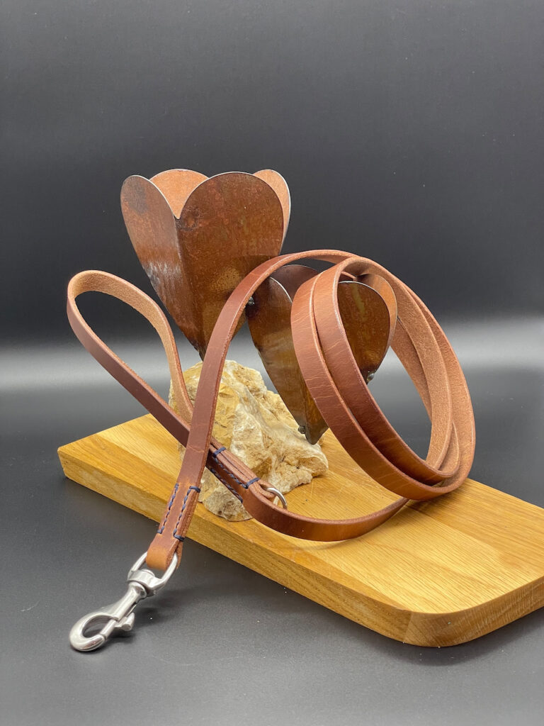 Geschirrlederleine Rustic long mit Edelstahlkarabiner und D-Ring unterhalb der Handschlaufe