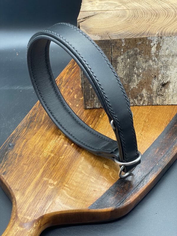 gepolstertes Zugstopp Lederhalsband "Anton" aus Geschirrleder schwarz mit schwarzer Nappaleder Polsterung und Edelstahlbeschlägen