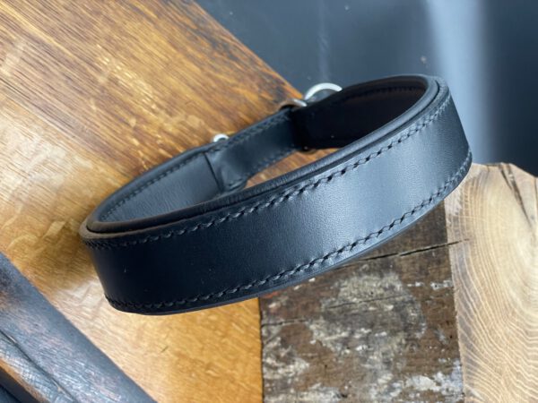 Zugstopphalsband aus Geschirrleder Schwarz mit schwarzem Nappaleder unterlegt