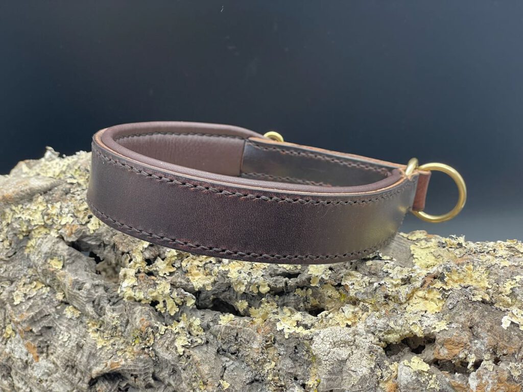 gepolstertes Zugstopp Halsband "Anton" - Geschirrleder Dunkelbraun mit Polsterung in Schokofarbenem Nappaleder und Messingbeschlägen