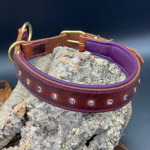 Zugstopp-Halsband "Mabel - Purple Dream" verstellbar und gepolstert, Geschirrleder Cognac mit Kristallnieten und Messingbeschlägen