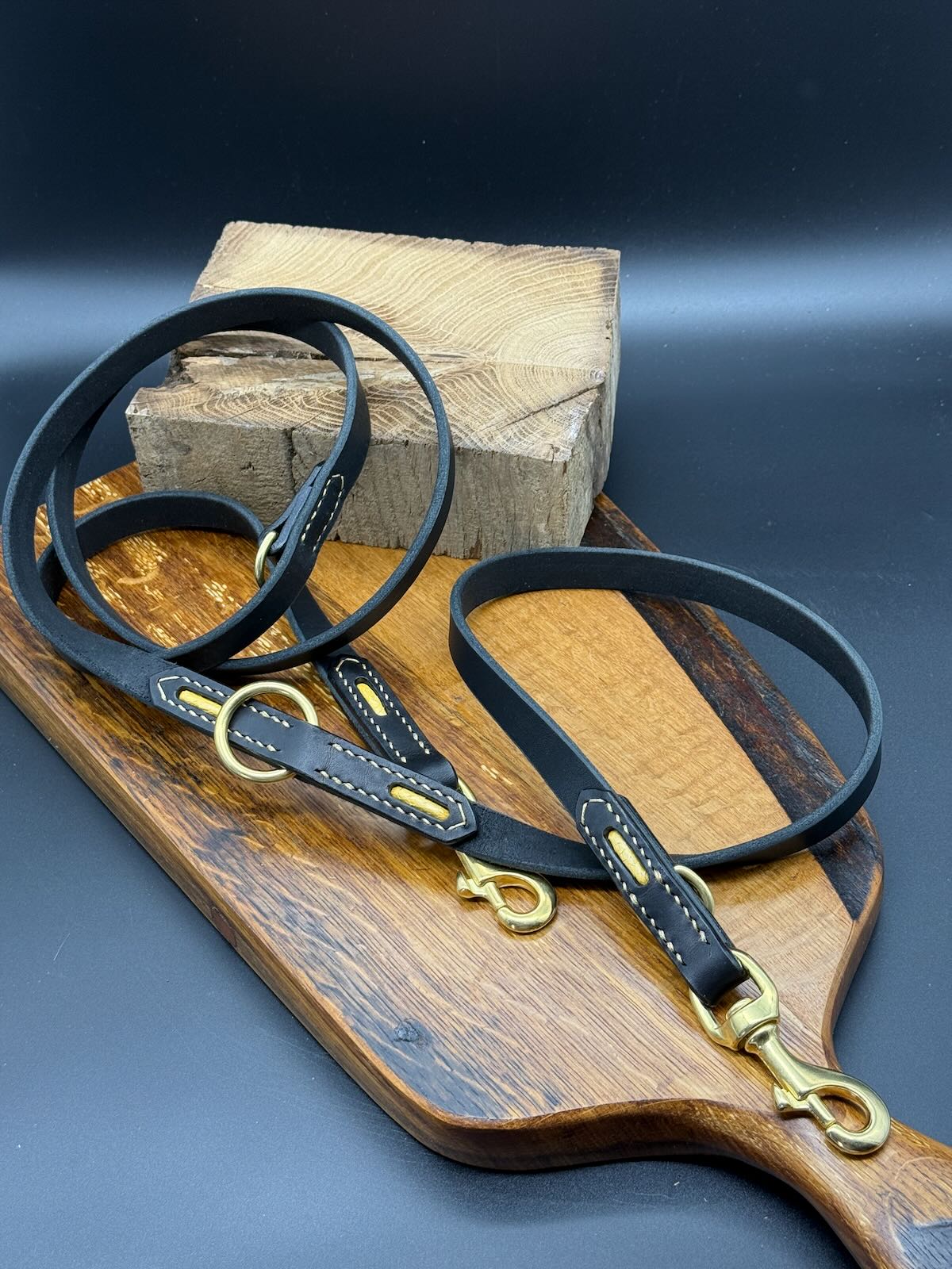 Schwarze Fettlederleine "Royal" mit Geschirrleder-Adaptern und Lachsleder-Inlay in Sonnengelb - hier in der Ausführung 3fach verstellbar, damit auch als Freihandleine nutzbar.