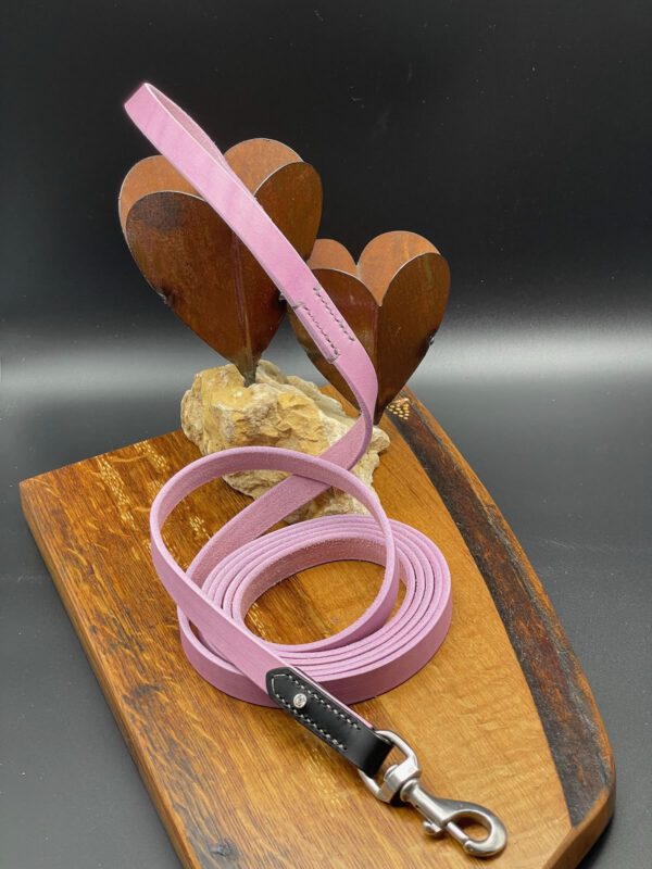 Fettlederleine "Noble" mit fester Handschlaufe in Farbe Flieder, Geschirrlederadapter in Schwarz, Kristallniete und Edelstahlkarabiner