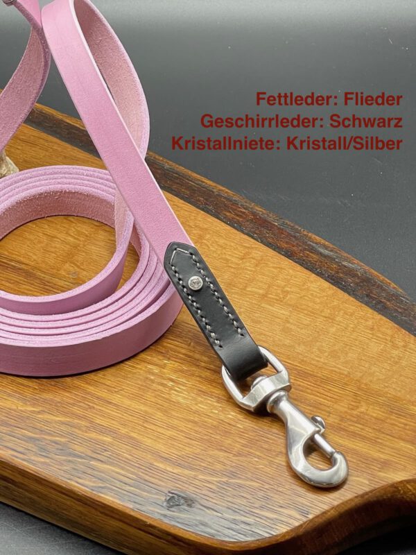 Fettlederleine "Noble" in Farbe Flieder mit Geschirrlederadapter in Schwarz, Kristallniete und Edelstahlkarabiner