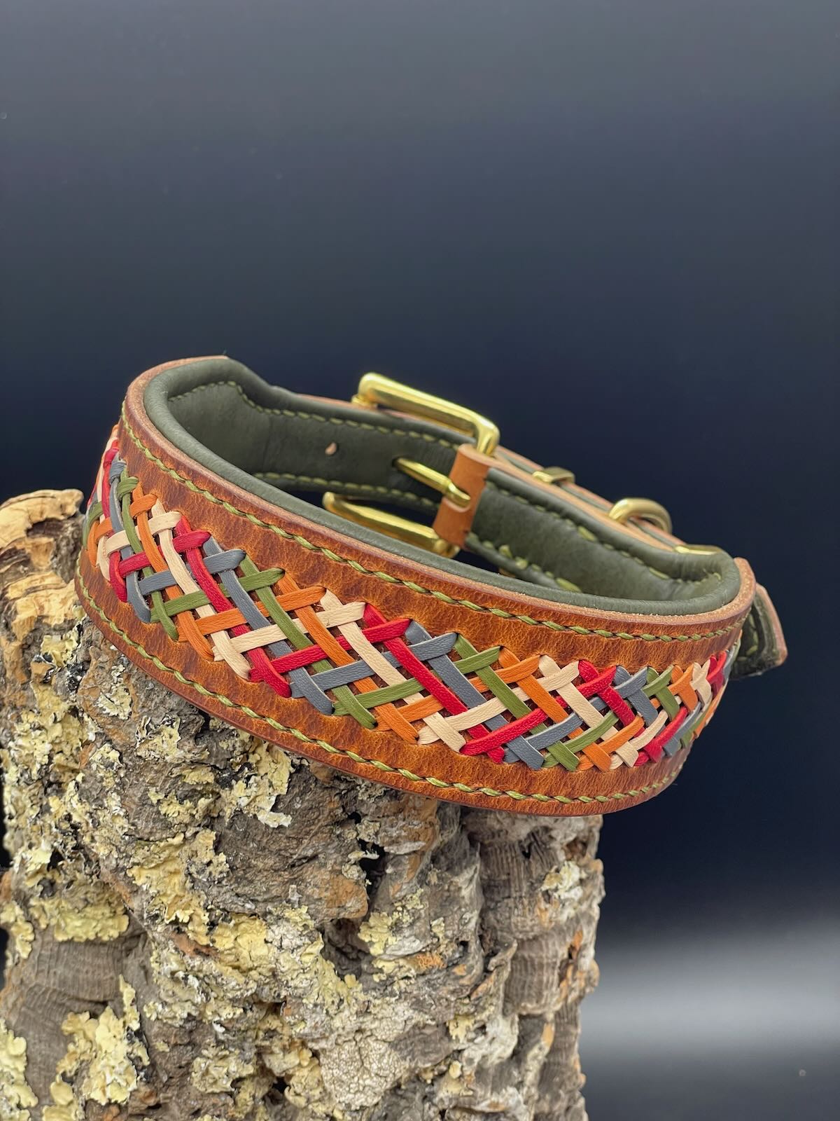 gepolstertes Lederhalsband "Lace" in Braun oliv mit Dornschließe und Aufflechtung aus Känguruleder und Messingbeschlägen