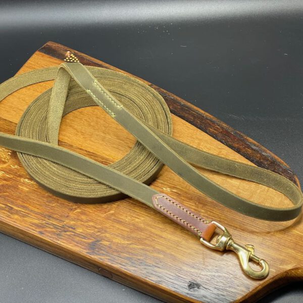 Schleppleine aus Fettleder Oliv mit Geschirrlederadapter und Handschlaufe, Messingkarabiner