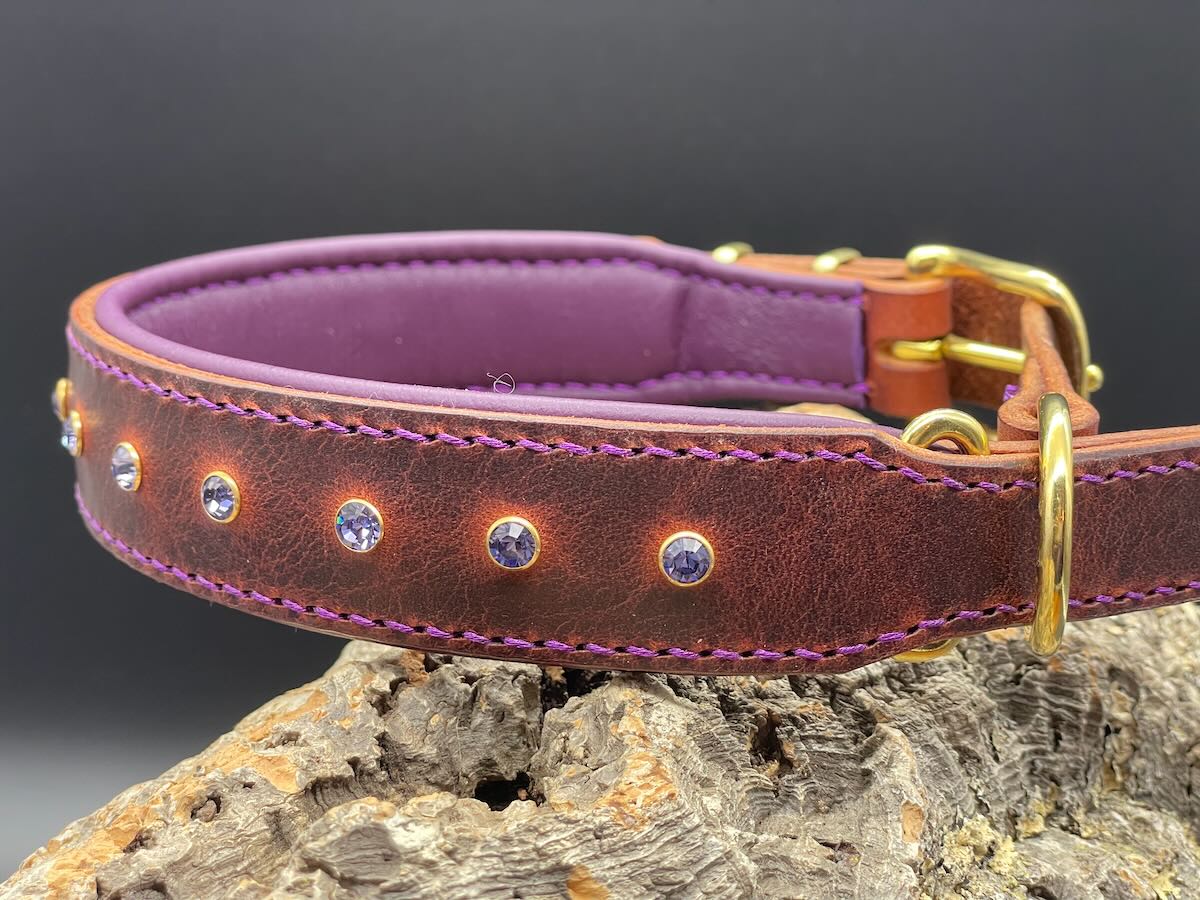 Zugstopp-Halsband "Mabel" verstellbar - Geschirrleder Cognac mit Kristallnieten Tansanit – Bild 2