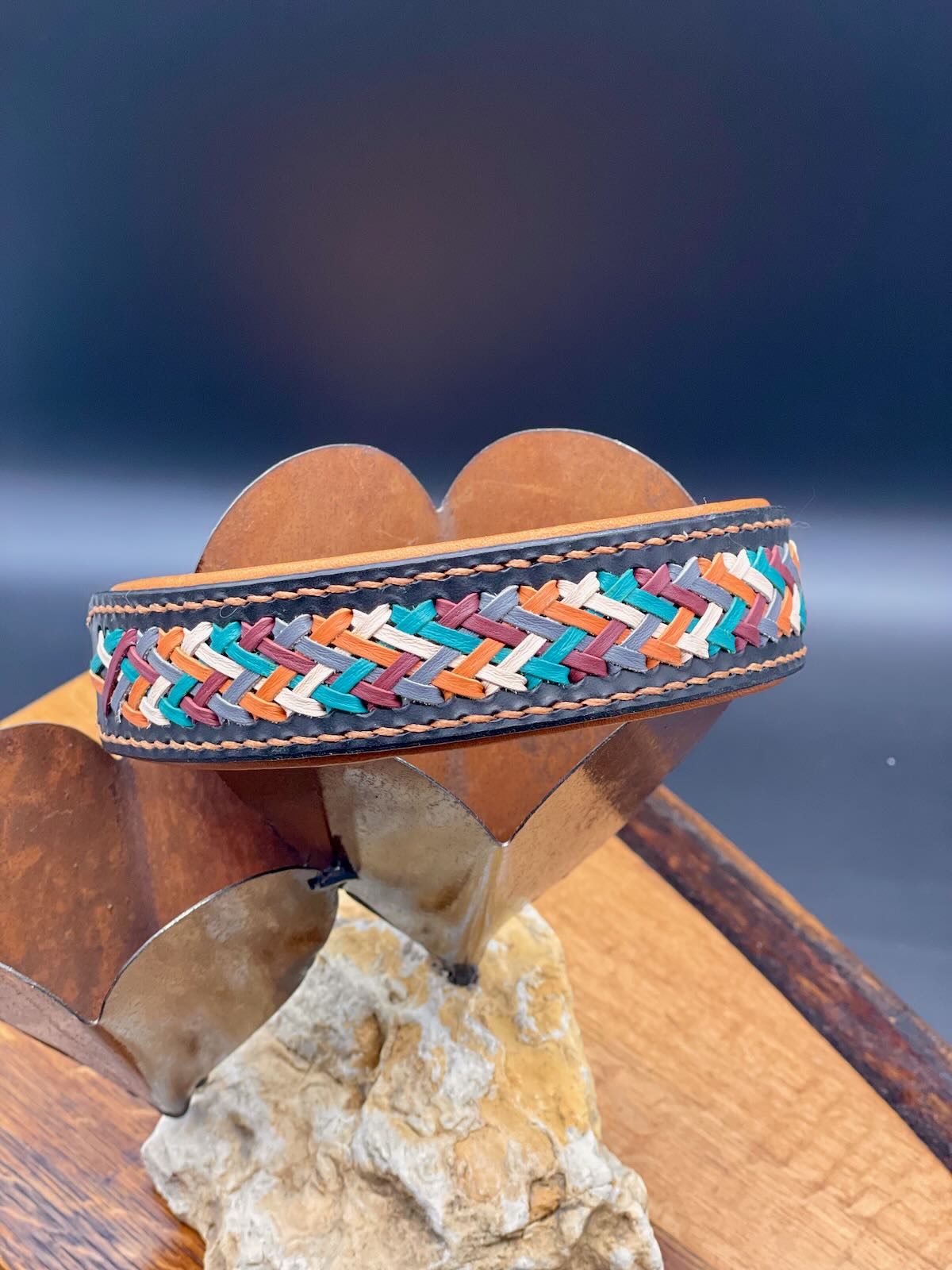 Schwarzes Lederhalsband "Lace" mit 5fach Aufflechtung und cognacfarbener Polsterung