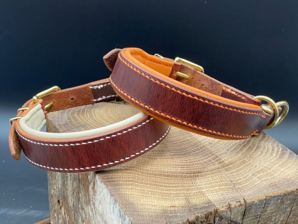 verstellbares Zugstopphalsband Modell "Theo" aus cognacfarbenem Geschirrleder, mit Polster in Farbe Natur oder Orange. Was ist Ihr Favorit?