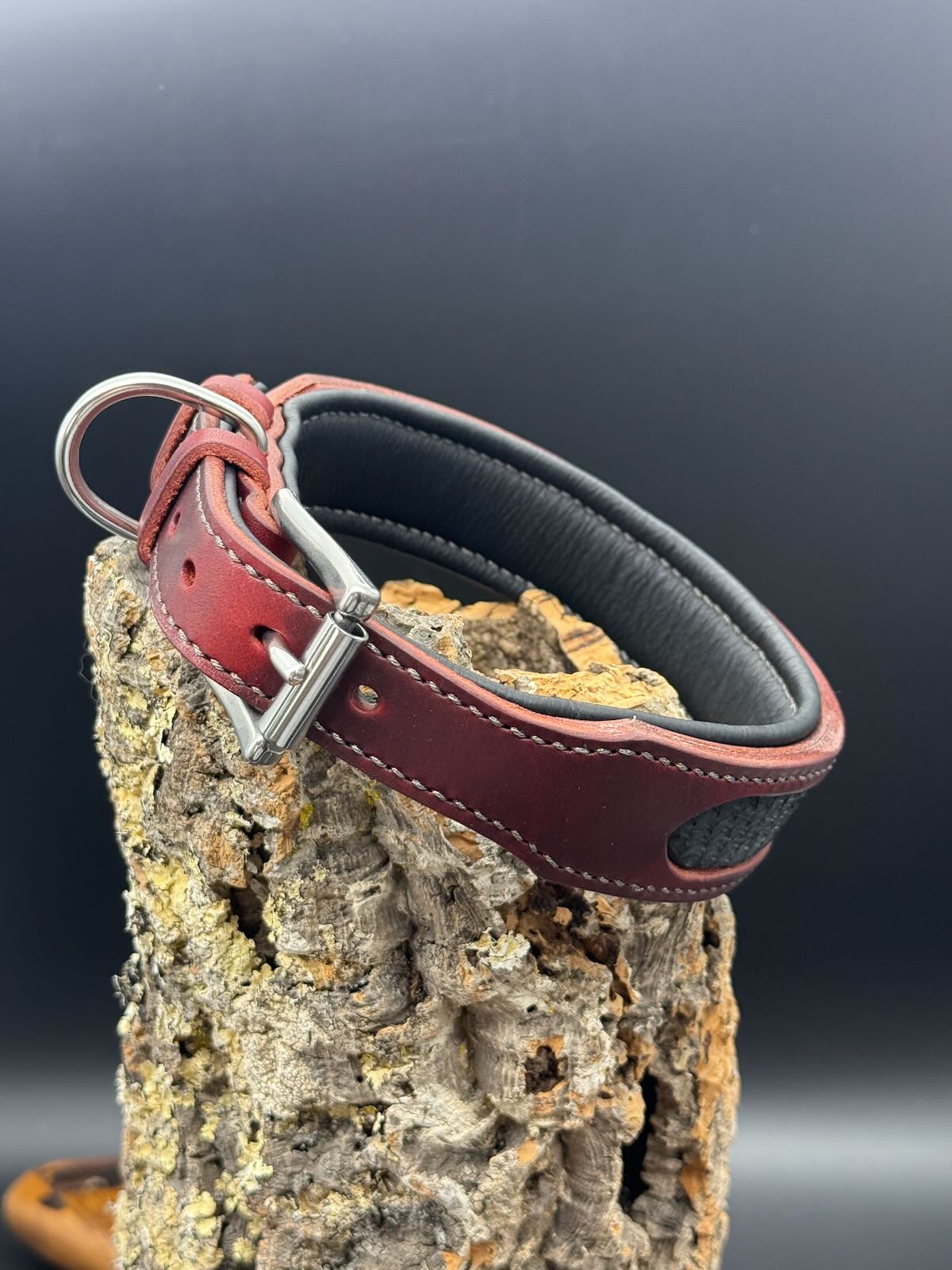 Geschirrleder trifft Lachsleder: Modell "Legend - Ruby Ash": rotes Geschirrleder mit einem edlen Lachsleder-Inlay und schwarzer Polsterung .