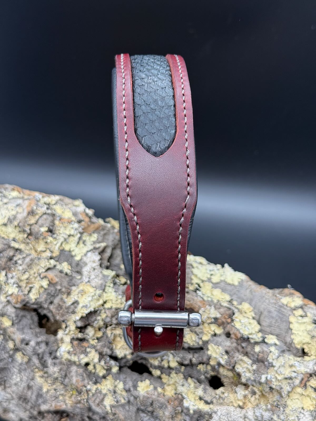 Lederhalsband "Legend - Ruby Ash" mit Fischleder-Inlay. Handgenäht und auf Maß für Ihren Hund.