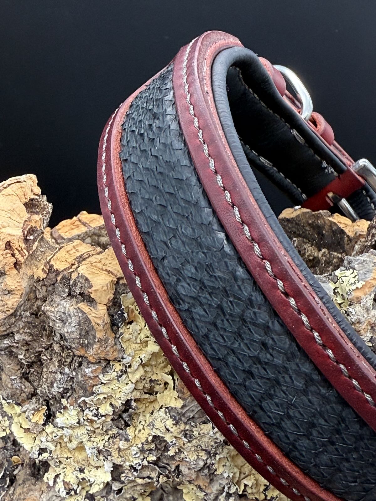 Lederhalsband "Legend - Ruby Ash" mit Lachsleder-Inlay. Jedes Halsband wird perfekt auf Ihren Hund abgestimmt.