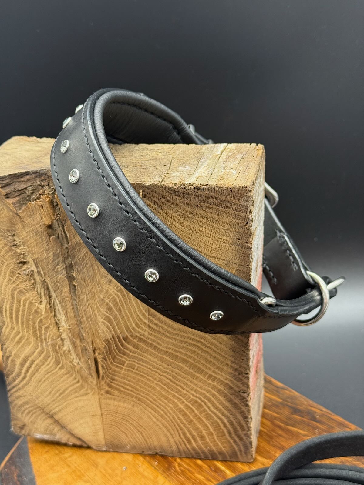 Zugstopp-Halsband verstellbar - Modell "Mabel - Black Diamond" mit edlen Kristallnieten in Rauchgrau - exklusiv und trotzdem understatement