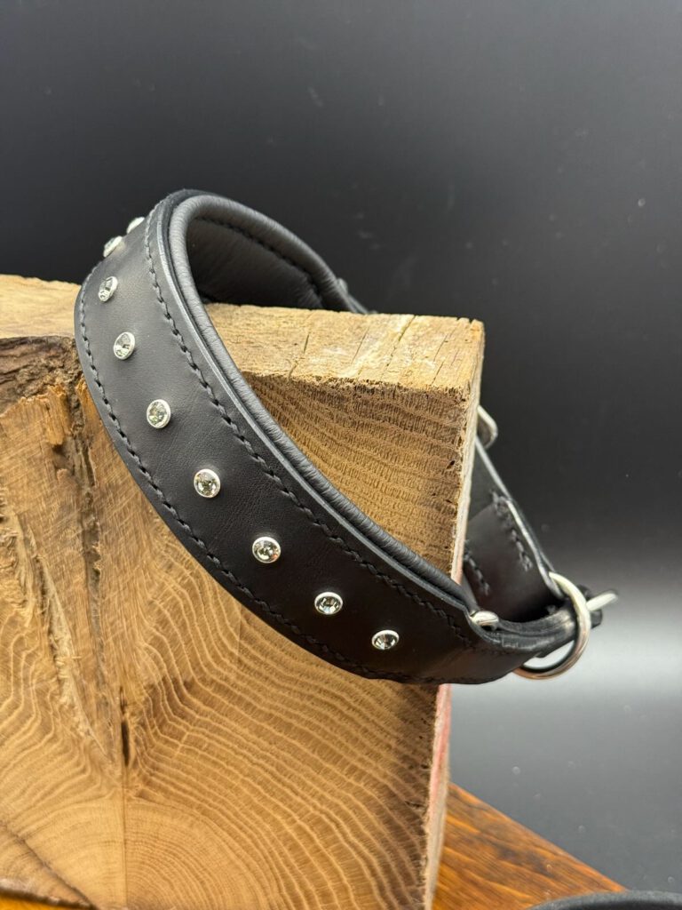 verstellbares Zugstopphalsband "Mabel - Black Diamond" - edles Geschirrleder trifft weiches Nappaleder und luxuriöse Kristallnieten in Rauchgrau.