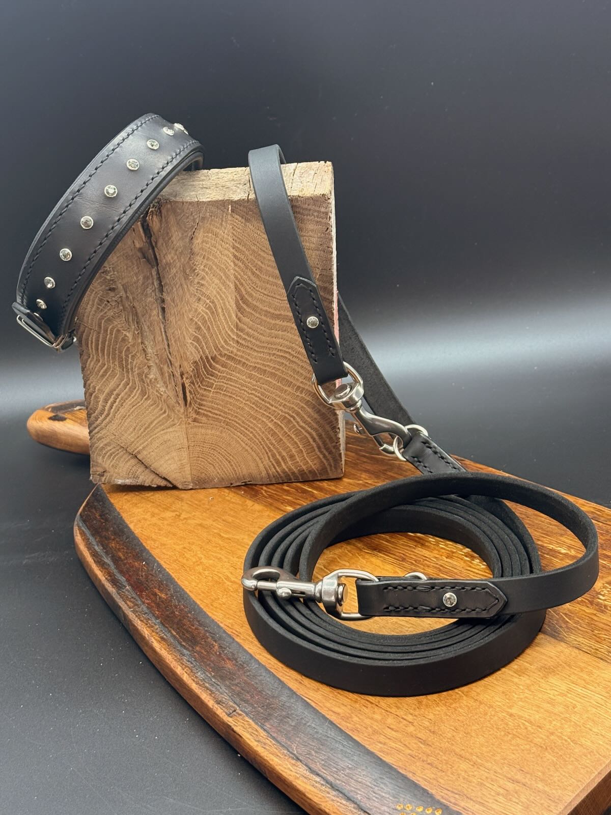 Exklusives Set aus Geschirrleder: Zugstopphalsband Mabel mit Kristallnieten in Rauchgrau und passender Fettlederleine mit Geschirrleder-Adaptern