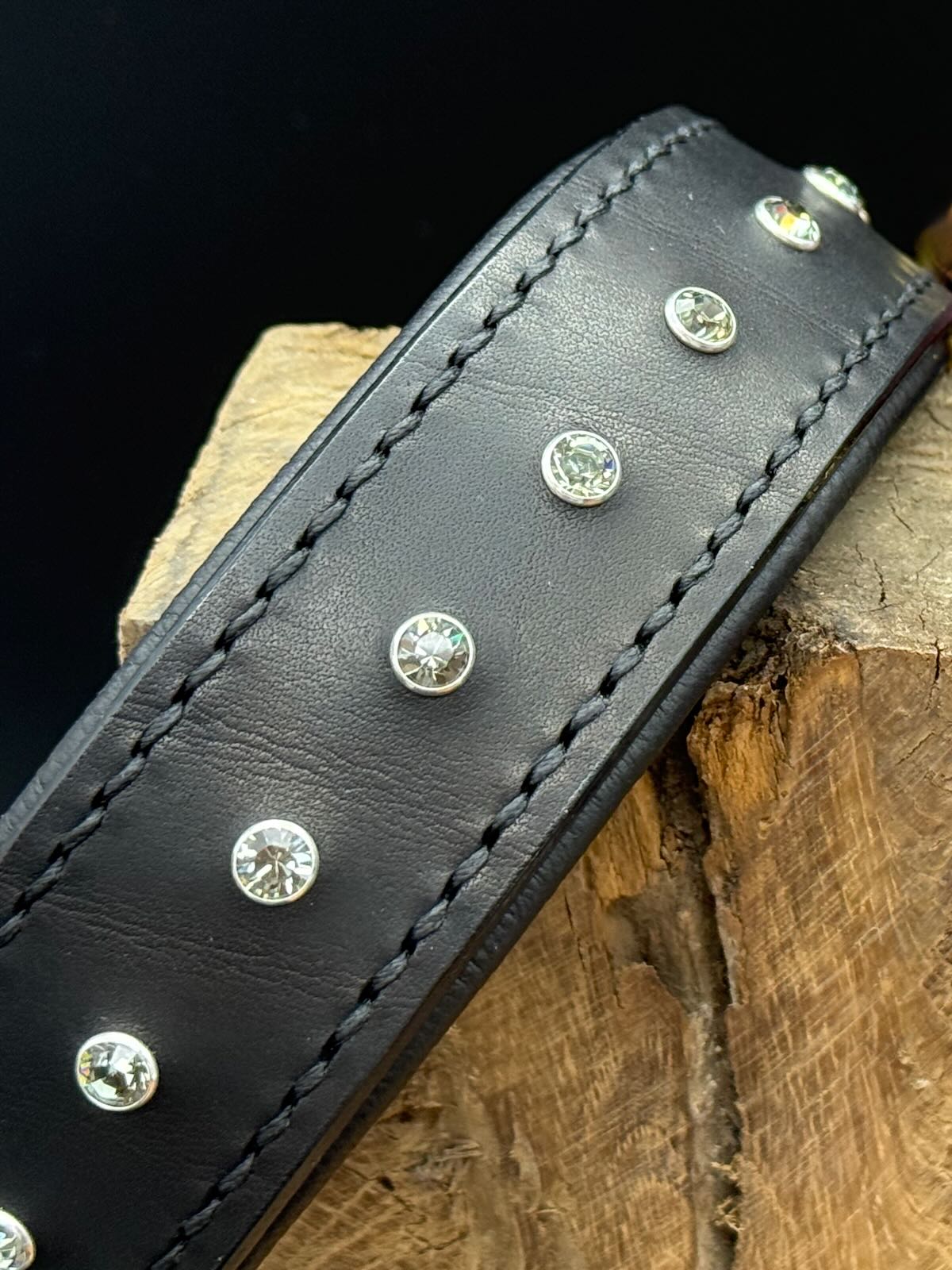 Detailbild der Kristallnieten "Black Diamond" auf schwarzem Geschirrlederhalsband