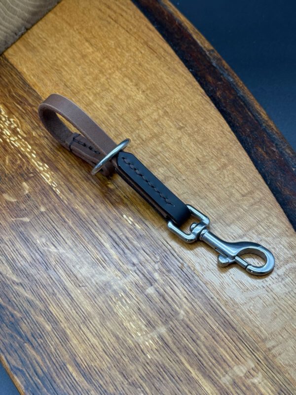 Schleppleinenhalter "Trail Clip" aus Fettleder und Geschirrleder mit Edelstahlbeschlägen.