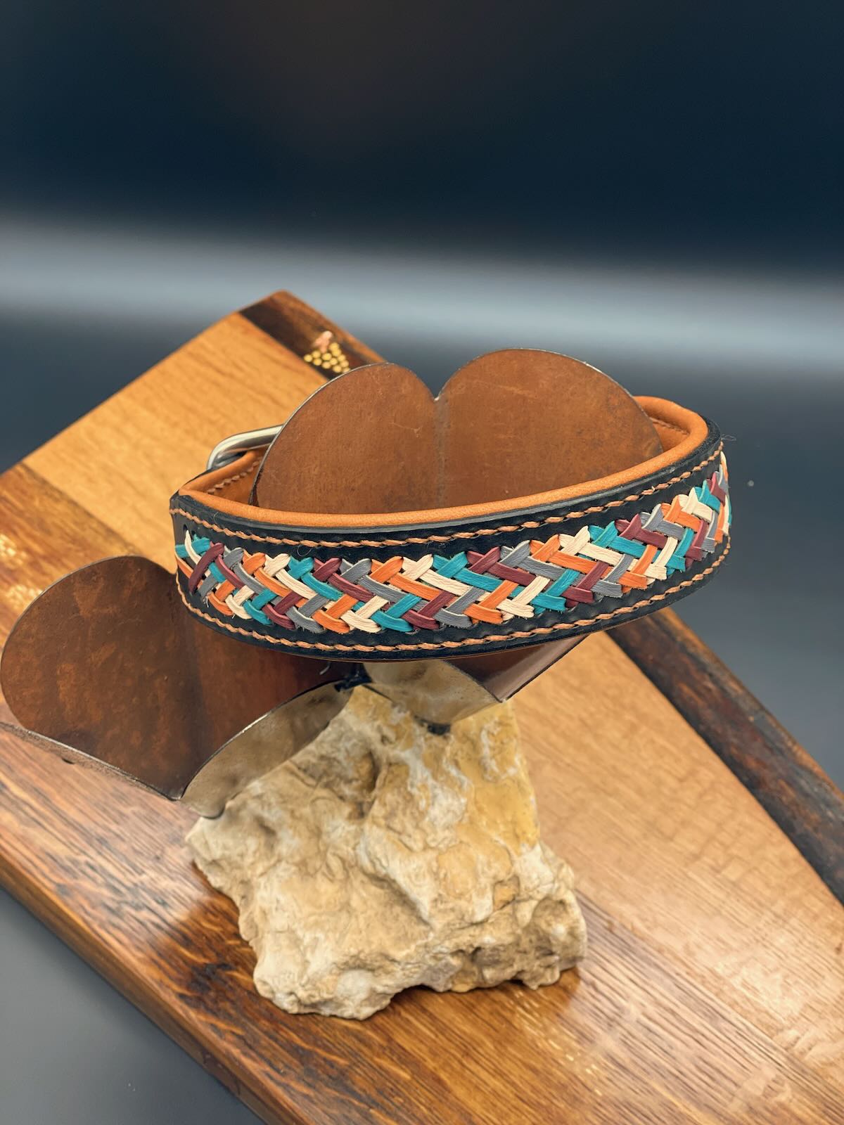 Handgenähtes Lederhalsband Lace aus schwarzem Geschirrleder mit cognacfarbener Unterfütterung und 5-fach Aufflechtung in Burgund, Natur, Cognac, Petrol und Grau.