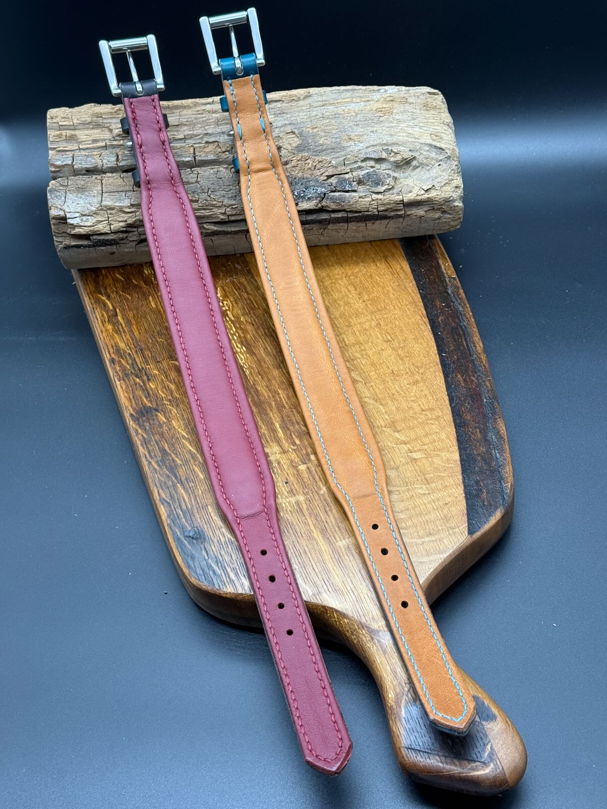 das Lederhalsband "Lace" ist komplett gefüttert und im Halsbereich noch zusätzlich gepolstert für einen guten Tragekomfort