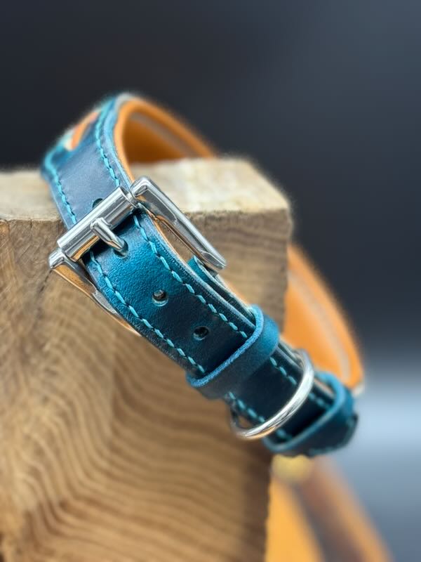 Edle Beschläge aus Edelstahl oder Messing werden beim Halsband Lace verwendet.