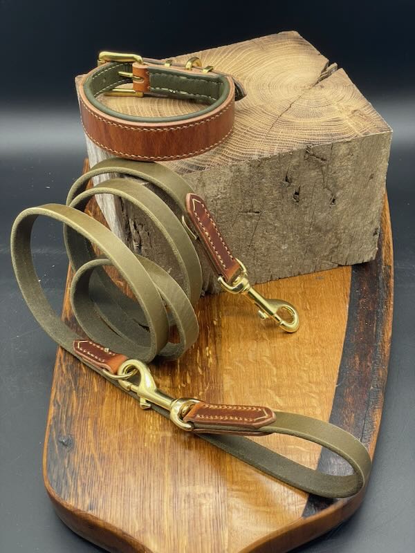 Handgenähtes Lederset aus Geschirrleder und Fettleder kombiniert: Lederhalsband Ludwig in Braun Oliv und passende Fettlederleine Majesty mit Geschirrlederadaptern und Messingbeschlägen.