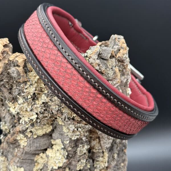 Dunkelbraunes Lederhalsband "Legend" mit Lachsleder Inlay in Strawberry und Edelstahlbeschl&auml;gen