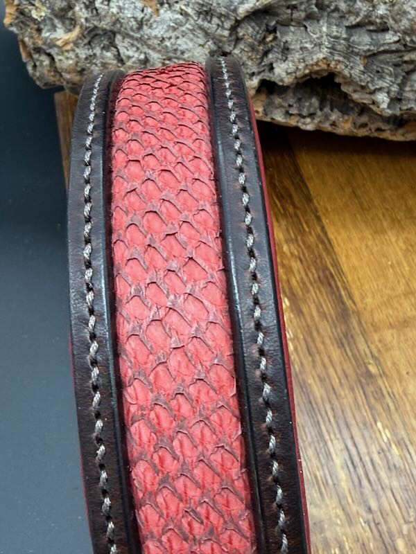 Struktur beim offenen Lachsleder: das Leder ist nicht gepresst, die einzelnen Schuppen sind sichtbar und haben einen dreidimensionalen Effekt