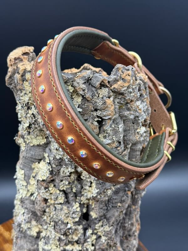Zugstopp-Halsband "Mabel" verstellbar - Geschirrleder Natur mit Kristallglasnieten – Bild 3
